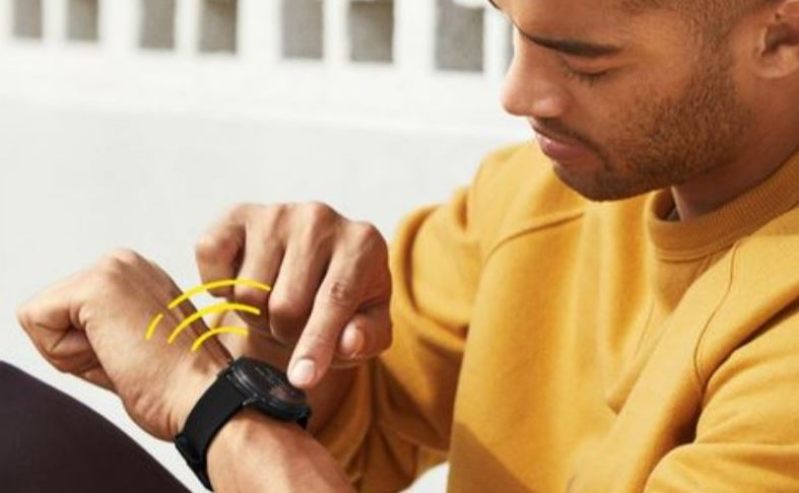 Mann tippt auf Display der Fossil Garrett HR Smartwatch am Handgelenk