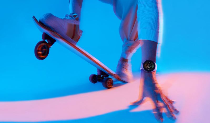 huawei watch gt 2e hector am handgelenk eines herren auf dem skateboard