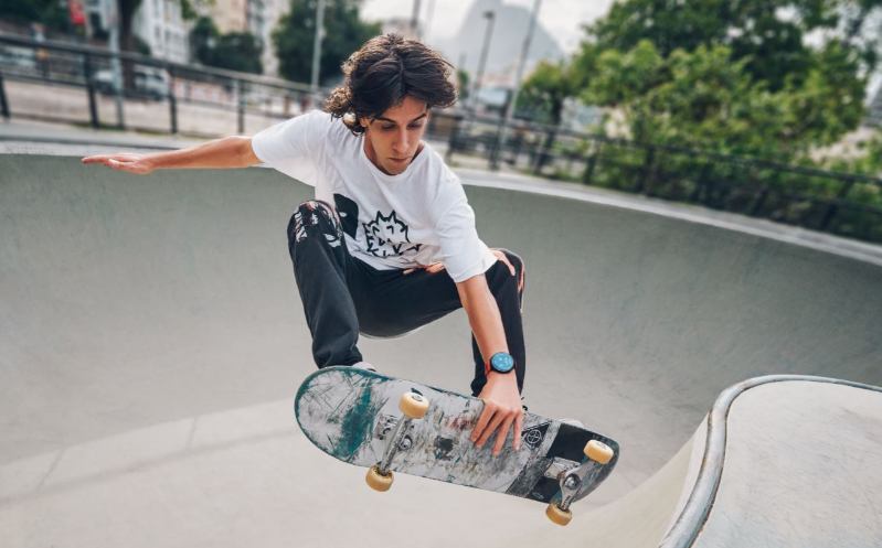 skateboarder mit huawei watch gt 2e hector am handgelenk