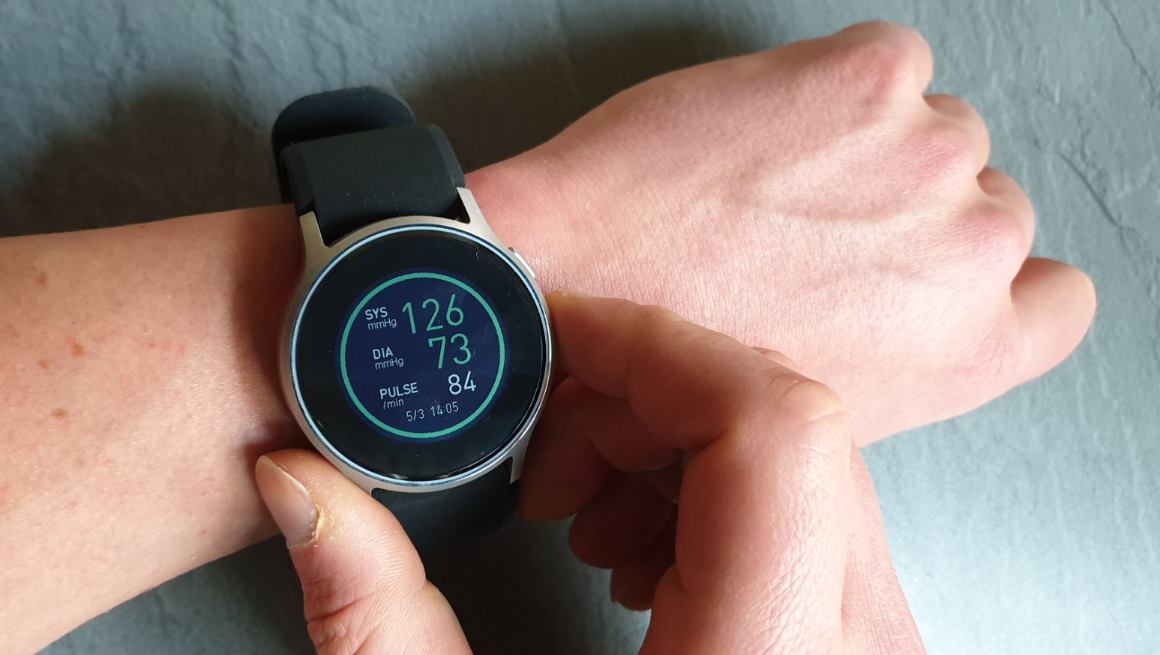 omron heartguide blutdruck smartwatch test messergebnis