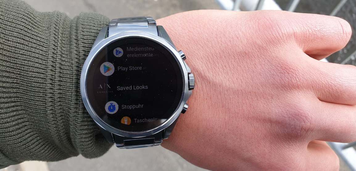 armani exchange connected touchscreen smartwatch blick ins menue