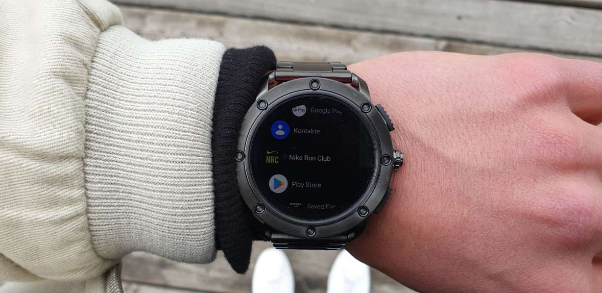 diesel on axial smartwatch am handgelenk
