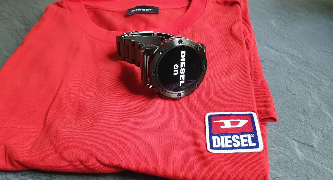 diesel on axial smartwatch liegend auf t-shirt