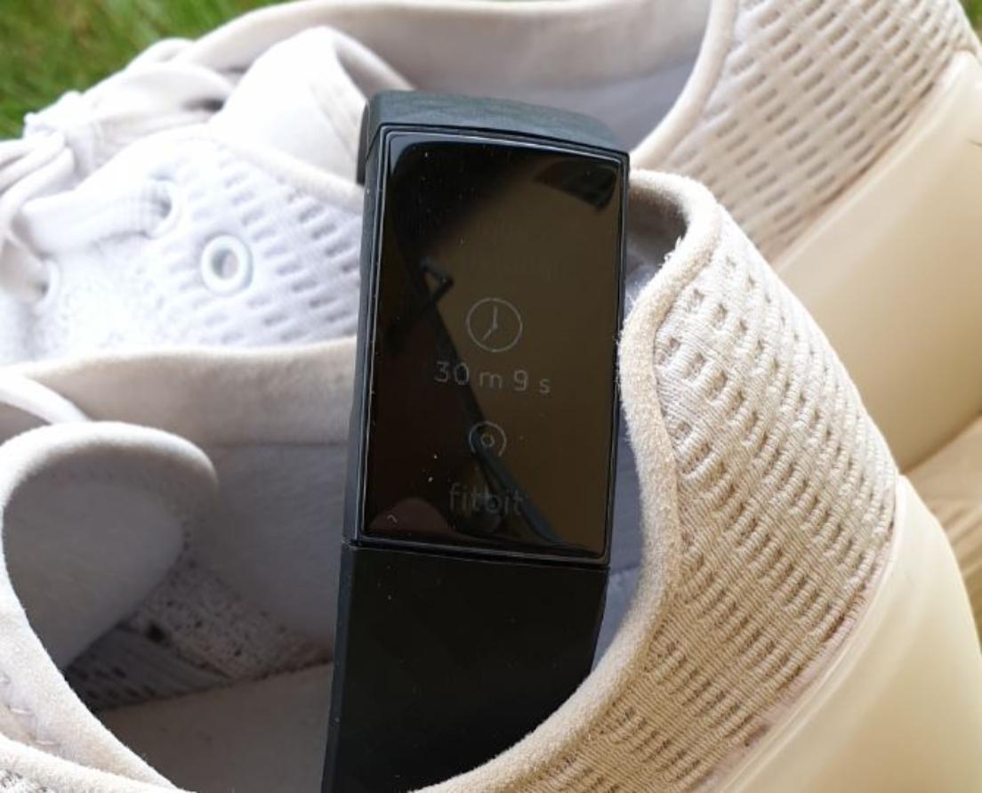 fitbit charge 4 fitness armband test mit laufschuhen fitbit charge 4 fitness armband test mit laufschuhen