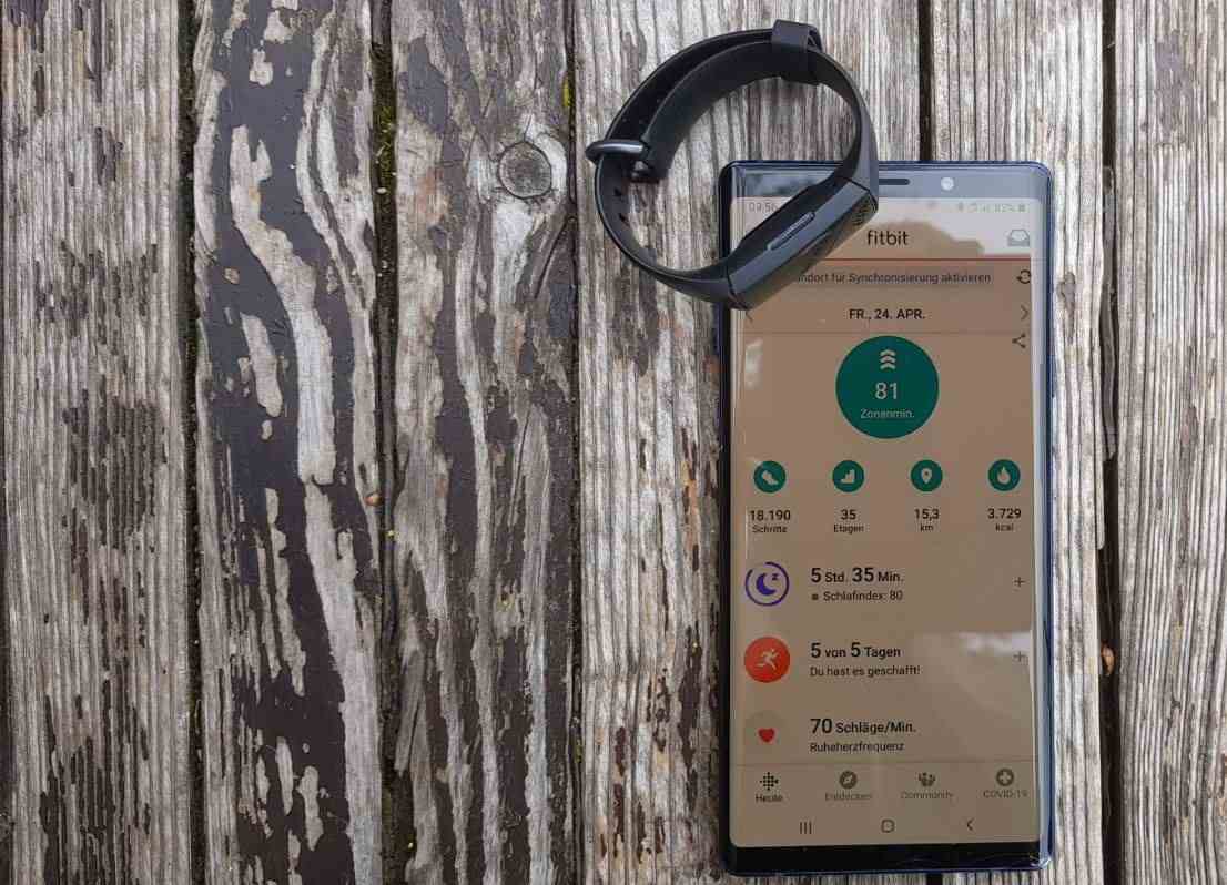 fitbit charge 4 fitness armband test tracker neben smartphone
