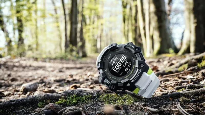 casio g-shock gbd-h1000 liegend auf waldboden casio g-shock gbd-h1000 liegend auf waldboden