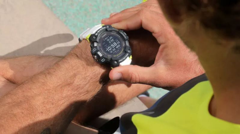 casio g-shock gbd-h1000 am handgelenk bei sonnenschein casio g-shock gbd-h1000 am handgelenk bei sonnenschein