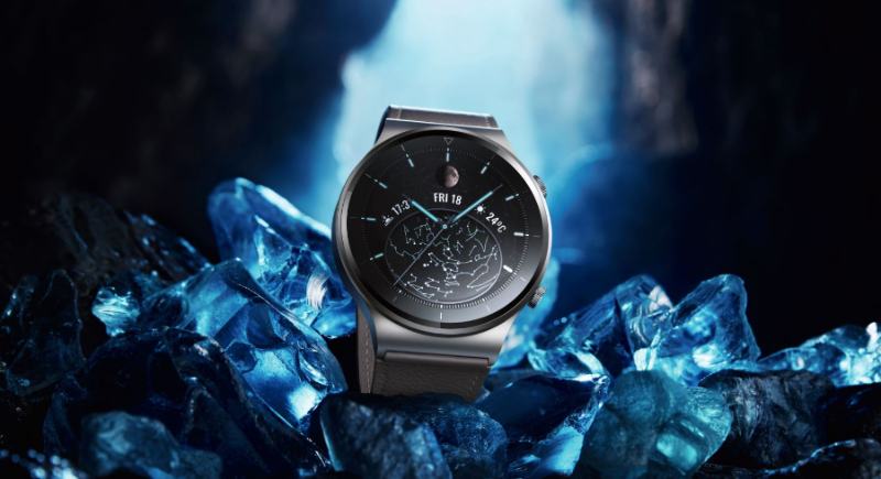 huawei watch gt 2 pro smartwatch liegend von kristallen umgeben