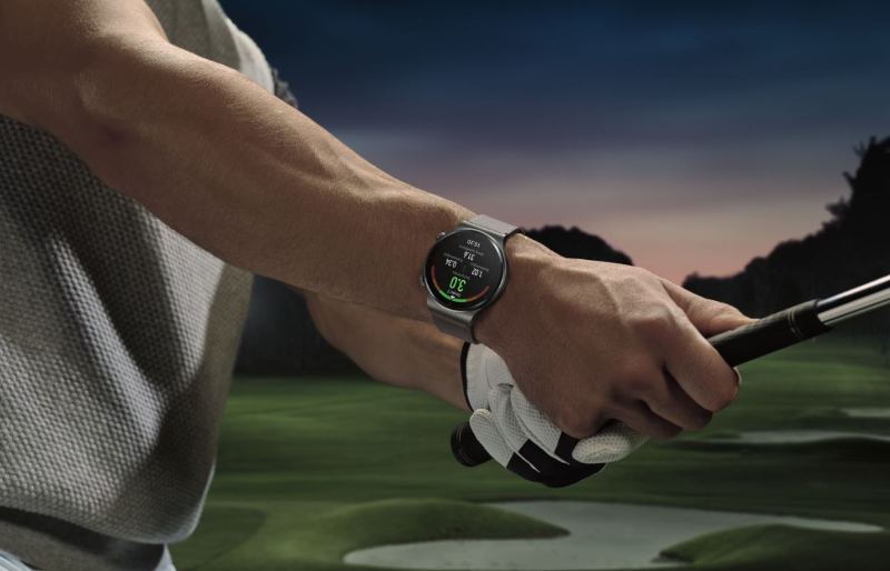 huawei watch gt 2 pro smartwatch am handgelenk eines golfspielers