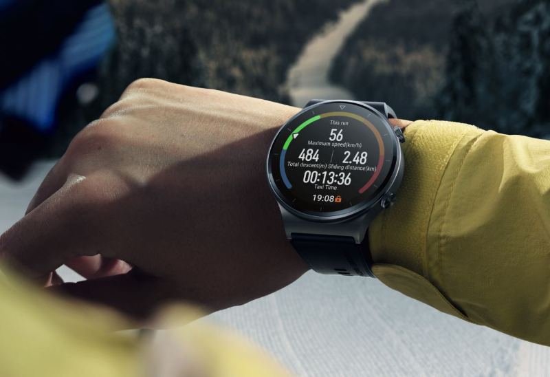 huawei watch gt 2 pro am handgelenk mit anzeige von trainingsdaten
