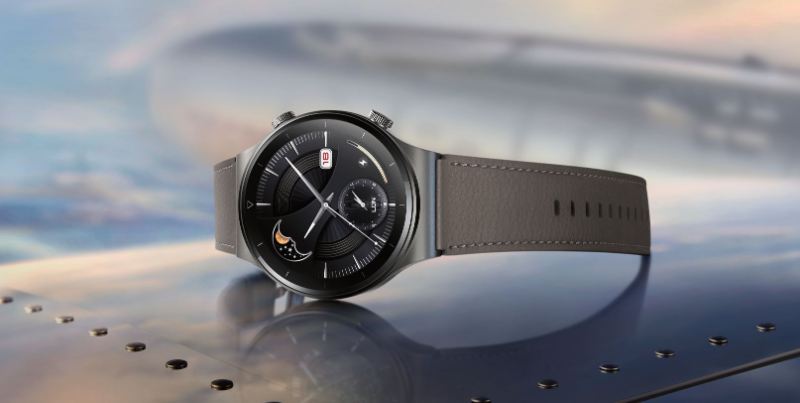 huawei watch gt 2 pro smartwatch liegend vor hellem hintergrund