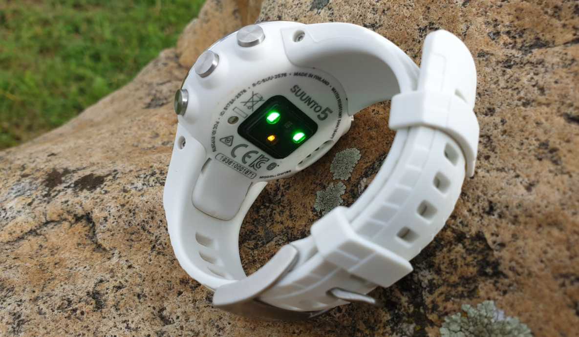 suunto 5 test fitness uhr rueckansicht