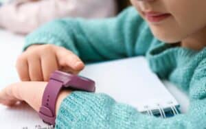 Hama Kinder Smartwatch: Deutscher Hersteller bringt GPS-Uhr mit Notruf und Schulmodus